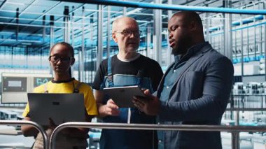 Akıllı fabrikanın yöneticisi, otomatik sistemleri test eden mühendislere talimatlar veriyor. Endüstri 4.0 Endüstriyel Santral Yöneticisi çalışanlarına dar boğazları ve kamera A 'yı teşhis etme görevi veriyor.