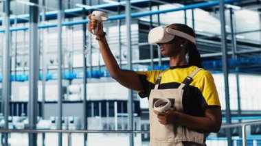 Akıllı fabrika mühendisi sanal gerçeklik kullanarak otomatik iş akışı ve kontrol sistemleri uygular, işlemleri bilgisayara geçirir. Teknisyen sensörleri VR kulaklık ve kamera A kullanarak üretime entegre ediyor.