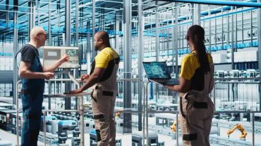 Akıllı fotovoltaik fabrikası uzmanı yapay zeka teknolojisiyle sistem performans ölçümleri topluyor. Güneş panelleri yapay zeka IoT sensörleri ve kamera A aracılığıyla enerji üretimini takip eden fabrika işçisi.