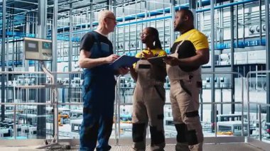 Akıllı fabrika mühendislik ekibi, tesisin zeminindeki robotik silah operasyonunu denetliyor. Endüstri 4.0 fabrika çalışma arkadaşları sistem performansını ve sorun çözme sorunlarını izliyorlar, kamera A