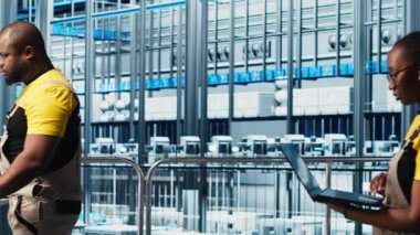 Photovoltaics akıllı fabrika mühendisi yapay zekayı kullanarak yeni PV materyalleri keşfediyor. Endüstri 4.0 güneş panelleri bitki uzmanı yeşil enerji sistemleri prototipi geliştirmek için Ai kullanıyor, kamera A