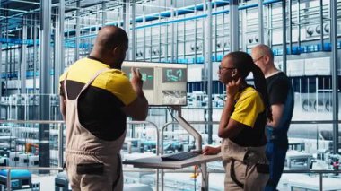 Fotovoltaik 'teki mühendis akıllı fabrika çalışanı ile konuşuyor, arızalı IoT sensörlerini teşhis ediyor. Endüstri 4.0 güneş panelleri, çalışma saatlerini azaltmak için beyin fırtınası yapan meslektaşları, kamera A 'yı,