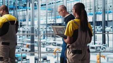 Endüstri 4.0 endüstriyel fabrika mühendisleri otomatik makineleri kontrol ederek, iş akışının devamlılığını sağlıyorlar. Akıllı fabrikadaki teknisyenler robotik kolları ve taşıma bantlarını yönetiyorlar, kamera A
