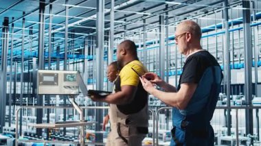 Tabletteki sistem performans ölçümlerine bakan akıllı fotovoltaik fabrikasında kıdemli mühendis. Deneyimli güneş panelleri IoT sensörleri aracılığıyla enerji üretimini izleyen fabrika işçisi, kamera A