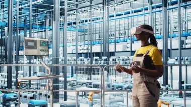 Photovoltaics akıllı fabrika teknisyeni VR kulaklık kullanarak hasarlı IOT sensörlerini tamir ediyor. Sanal gerçeklik kullanan 4.0 güneş paneli mühendisi hata buluyor ve devre dışı kalıyor. Kamera A