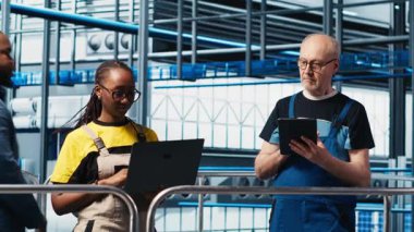 Çalışanlar tarafından güneş enerjisi üretimini maksimuma çıkarmak için yapılan çalışmaları denetleyen 4.0 sanayi fotovoltaik fabrikası yöneticisi. Güneş panelleri akıllı fabrika denetçisi teknisyenler, kamera A