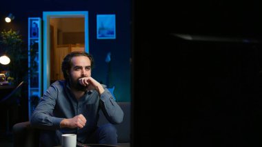 Manyak taraftar, favori takımın TV 'de canlı yayınlanan spor etkinliğini izlerken kazanmasını zevkle izliyor. Enerji dolu coşkulu destekçi kulübün futbol müsabakasında zafer kazanmasını kutluyor, kamera B