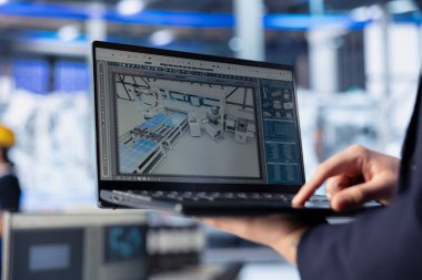 Güneş panelleri, dizüstü bilgisayardaki performans verilerini analiz eden ve verimliliği optimize eden fabrika işçisi. Yenilikçi güneş pilleri dizaynı üzerinde çalışan fotovoltaik fabrikası mühendisinin dizaynını defter kullanarak yapın.