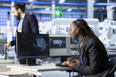 Fotovoltaics fabrikası geliştiricisi yapay zeka programlama araçları, otomatik hata tespiti için çözümler geliştiriyor. Verileri analiz etmek ve potansiyel ekipman arızalarını tahmin etmek için makine öğrenimi kullanan bir uzman