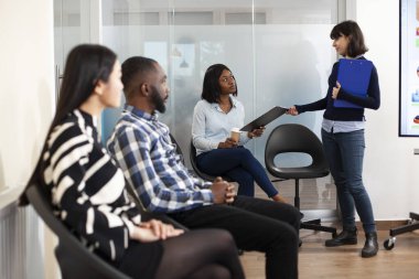 İnsan Kaynakları kadın temsilcisi siyahi adayları iş görüşmesine davet ediyor. Özgeçmişini şirket bekleme alanında tutuyor. Afrika kökenli Amerikalı bir kadın ofis lobisindeki Kafkasyalı işe alım görevlisine başvurusunu yapıyor..