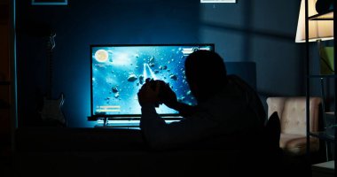 Yetenekli bir insan akıllı TV kurulumunda online video oyunu kazanmayı sever, oyun gecesi ve evdeki zaferle eğlenir. Zenci genç oyuncu birinci şahıs turnuvasına katılıyor. Kamera A.