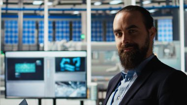 Güneş panellerindeki insan portresi güneş pillerinin verimliliğini artırmak için dizüstü bilgisayar kullanıyor. Fotovoltaik fabrikası araştırma ve geliştirme uzmanı not defteri kullanıyor, yeşil enerji çözümleri üzerinde çalışıyor, kamera A