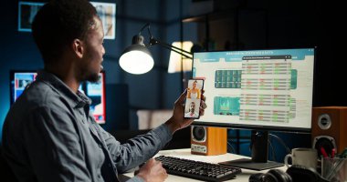 Muhasebe personeliyle iş için yatırım stratejisi oluşturmak amacıyla ekonomik durumu paylaşmak için video görüşmesinde hukuki uzman toplantısı. Uzman, büyümeyle ilgili analistlerle fikir alışverişinde bulunuyor. Kamera A.