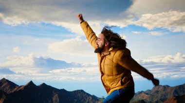 Beceriksiz maceracı kendini rüzgarın insafına kalmış dengeyi sağlamaya çabalarken bir dağın tepesinden düşerken buluyor. Soğuk hava, hazırlıksız yürüyüş yapanlar için affedici değil. Kamera B.