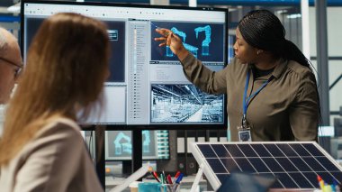 Fotovoltaik mühendislik ekibi güneş pillerinin verimliliğini artırıyor. Güneş panelleri fabrika araştırma ve geliştirme bölümü personeli temiz enerji çözümleri üzerinde çalışıyor, kamera B