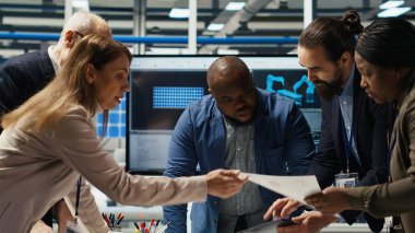 Güneş panelleri fabrika hissedarları iş büyümesi ve pazar büyümesi hakkında konuşuyor. Yatırımcılar, üretimi geliştirmenin yollarını tartışmak için fotovoltaik fabrika yöneticileriyle bir araya geldiler.