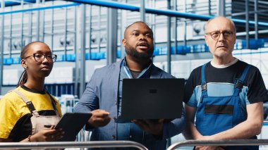 Akıllı fabrika müdürü, personele robot kolları dizüstü bilgisayarla kullanmayı öğretiyor. Denetleyici endüstri 4.0 Endüstriyel Sanayi Fabrikası, otomatik makine dizüstü bilgisayarı, kamera A