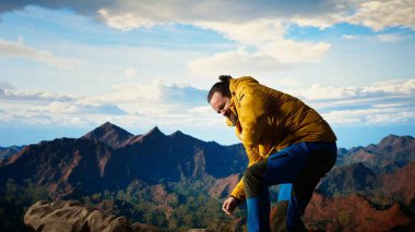 Pervasız, hazırlıksız yürüyüşçü yüksek irtifadaki bir uçurumun kenarına doğru tökezler ve güçlü rüzgarlar tarafından gafil avlanır. Sıradışı koşullar altında, dağın tepesinde denge kaybı. Kamera A.