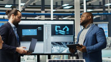 Fabrika yöneticileri yatırımcılara sürdürülebilir üretim çözümleri sunuyorlar. Endüstriyel fabrika yöneticileri, hissedarlara yenilikçi güneş paneli otomasyon teknolojileri sunuyorlar, kamera B