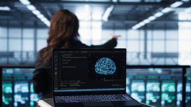 Yapay zeka teknolojisi kullanan veri merkezi yöneticileri tarafından kullanılan dizüstü bilgisayar, el kamerası görüntüsü. Sunucu çiftlik çalışanları tarafından kullanılan defter üzerindeki yapay zeka programlama dili, kamera B kapat