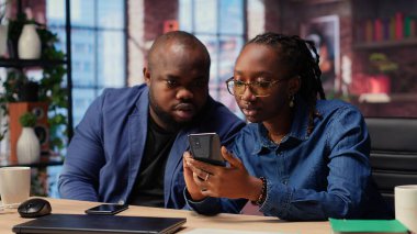 Afrika kökenli Amerikalı erkek ve kadın işverenleri için önemli bir projeyi bitirmek için evlerinde kendi telefonlarıyla çalışıyorlar. Ortaklarla iletişim kurmak. Kamera B.