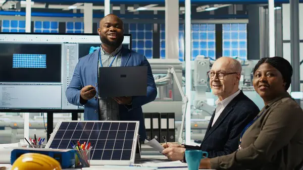 Gülümseyen fotovoltaik fabrikası bilim adamlarının portresi güneş panelinin dayanıklılığını artırmak için gelişmiş PV materyalleri deniyorlar. Verimli sürdürülebilir enerji çözümleri geliştiren araştırmacılar, kamera B