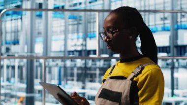 Akıllı fabrikada tablet kullanan işçiler veri toplayıp analiz ediyorlar. Endüstri 4.0 endüstriyel santralinde izleme yazılımı kullanan uzman gelişmiş sensörler, kamera A yakın çekim