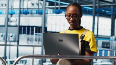 Endüstri 4.0 endüstriyel fabrika mühendisi üretim hattına makineler yerleştiriyor, kapsamlı testler yapıyor. Akıllı fabrikada robotik teknisyeni IoT sensörlerini ayarlıyor