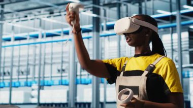 Akıllı fabrikada VR kulaklık takan mühendis optimizasyon yapmak için toplanan verilere bakıyor. Endüstride sanal gerçeklik kullanan teknisyenler sensörlerle donatılmış 4.0 endüstriyel fabrika, kamera A