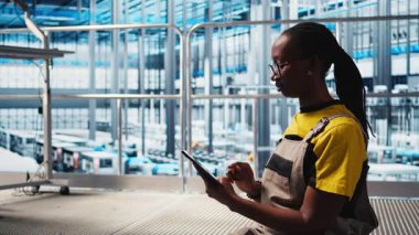 Akıllı fabrikada tablet kullanan işçiler veri toplayıp analiz ediyorlar. Endüstri 4.0 endüstriyel santralinde izleme yazılımı kullanan uzman gelişmiş sensörler, kamera A yakın çekim