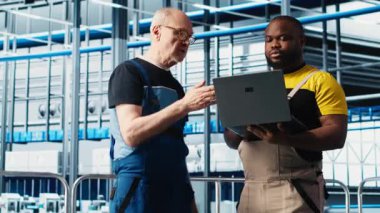 Akıllı fabrika kıdemli mühendisi stajyere otomatik iş akışlarını uygulamayı öğretir, elle işlemleri bilgisayara geçirir. Tecrübeli bir adam stajyerin sensörleri üretime entegre etmesine yardım ediyor, kamera A