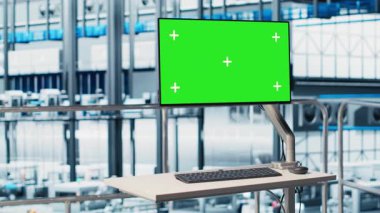 Endüstriyel otomasyon programını gösteren krom anahtar monitör sektör 4.0 akıllı fabrika. İzole ekran görüntüsü robotik kollar, IoT bağlantılı makineler ve kontrol sistemi, kapatın