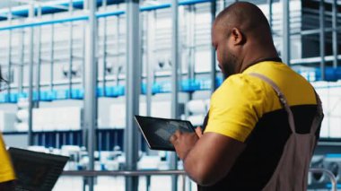 Fotovoltaik akıllı fabrika mühendisi CAD programında üretim hatları tasarlamak için tablet kullanır. Sanayi 4.0 güneş panelleri fabrika işçisi, yer planlarını optimize etmek için aygıt kullanır. Kamera A