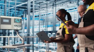 Sanayi 4.0 fotovoltaik fabrikası yönetimi, güneş enerjisi üretimini maksimuma çıkarmak için dijital cihaz uygulaması kullanıyor. Güneş panellerini kontrol eden bir uzman akıllı fabrika makineleri, kamera A