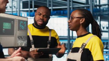 Photovoltaics akıllı fabrika yaşlı takım lideri hasar gören sensörleri teşhis eden işçilerle konuşuyor. Endüstri 4.0 güneş panelleri kıdemli mühendis ve çalışanları devre dışı bırakmak için çalışıyorlar, kamera A