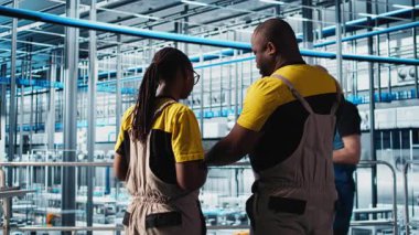 Endüstri 4.0 endüstriyel mühendislik ekibi tablet kullanarak otomatikleştirilmiş makineleri kontrol ediyor ve iş akışının devamlılığını sağlıyor. Takım çalışması akıllı fabrika arkadaşları robot kollar ve kamera A 'yı yönetir.