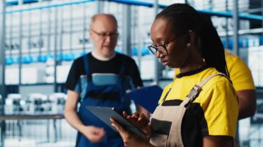 Akıllı fabrika mühendisi otomatik iş akışlarını ve kontrol sistemlerini uyguluyor manüel işlemleri bilgisayarlı süreçlerle değiştiriyor. Teknisyen sensörleri üretim hatlarına entegre ediyor, kamera A