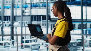 Akıllı fabrikadaki mühendis bilgisayardan veri toplamak için arttırılmış gerçekliği kullanıyor. Sektör 4.0 endüstriyel santralde yapay zeka teknolojisi ve kamera A kullanılarak donatılmış profesyonel bir platform.