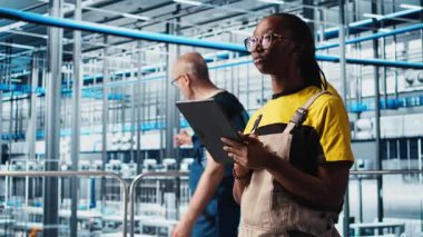 Akıllı fabrika mühendisi tablet kullanarak otomatik iş akışı ve kontrol sistemleri uygular, elle işlemleri bilgisayara geçirir. Endüstri 4.0 çalışanı sensörleri cihaz, kamera A kullanarak üretime entegre ediyor.