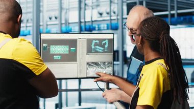 Akıllı fotovoltaik fabrikası çalışanları sistem performans ölçümlerine bakarak beyin fırtınası yapıyorlar. Güneş panelleri, IoT sensörleri ve kamera A aracılığıyla enerji üretimini tartışıyor, takip ediyor.