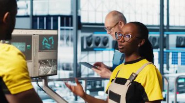 Fotovoltaik akıllı fabrikasındaki mühendislik ekibi hasar görmüş IOT sensörlerini teşhis etmek için işbirliği yapıyor. Endüstri 4.0 güneş panelleri tesis personeli birlikte çalışarak kesintileri azaltmak için çalışıyor, kamera A