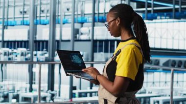 Sanayi 4.0 'daki mühendisler artırılmış gerçekliği kullanarak otomatik makineleri kontrol ediyorlar. Yapay zeka teknolojisi ve kamera A kullanarak robotik silah ve taşıma bantları yöneten akıllı fabrika teknisyeni.