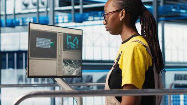 Fotovoltaik 'teki mutlu mühendisin portresi verileri analiz eden, sistem ölçümlerini gözden geçiren akıllı fabrika. Endüstrideki neşeli kadın 4.0 güneş paneli yenilenebilir enerji üreten fabrika, kamera A