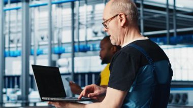 Akıllı fabrika uzmanı otomatik sistemleri test etmek ve güvenilirliği sağlamak için dizüstü bilgisayar yazılımı kullanıyor. İşçi, Dar geçitleri tanımlamak ve sensör verilerine dayanarak donanımı optimize etmek için dizüstü bilgisayarı kullanır. Kamera A