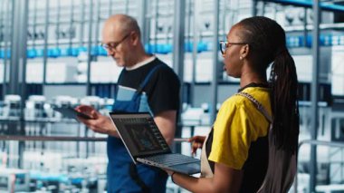 Endüstri 4.0 endüstriyel fabrika mühendisleri otomatik makineleri kontrol ederek, iş akışının devamlılığını sağlıyorlar. Akıllı fabrikadaki teknisyenler robotik kolları ve taşıma bantlarını yönetiyorlar, kamera A