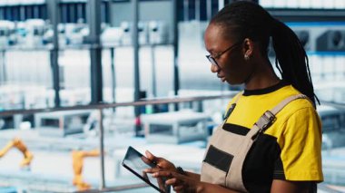 Akıllı fabrika mühendisi yapay zeka teknolojisi kullanarak otomatik iş akışları gerçekleştirir, elle işlemleri bilgisayara geçirir. Kadın sensörleri yapay zeka teknolojisi ve kamera A ile üretime entegre ediyor.