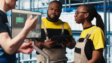 Photovoltaics akıllı fabrika ekip lideri ve işçiler yeni PV materyalleri hakkında konuşuyor. Sanayi 4.0 güneş panelleri kıdemli mühendis ve iş arkadaşları yeşil enerji sistemleri prototipleri geliştiriyor, kamera A