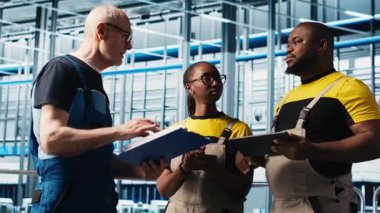 Akıllı fabrika mühendislik ekibi, tesisin zeminindeki robotik silah operasyonunu denetliyor. Endüstri 4.0 fabrika çalışma arkadaşları sistem performansını ve sorun çözme sorunlarını izliyorlar, kamera A