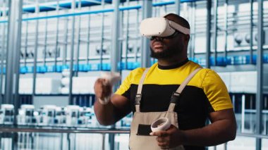 Sanal gerçeklik teknolojisini kullanan mühendis 4.0 güneş paneli yenilenebilir enerji üretiyor. Fotovoltaik teknisyeni. Akıllı fabrika. VR kulaklık ve kamera A kullanarak veri analiz ediyor.