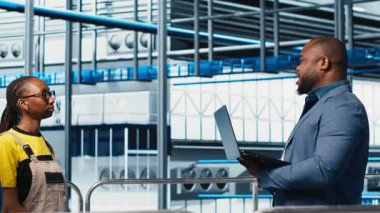 Fotovoltaik zeki bir fabrika yatırımcısı yatırım yapmaya karar vermeden önce verileri analiz ediyor ve mühendislerle konuşuyor. Sanayi 4.0 güneş panelleri fabrika hissedarı işçilerle iş planını tartışıyor, kamera A